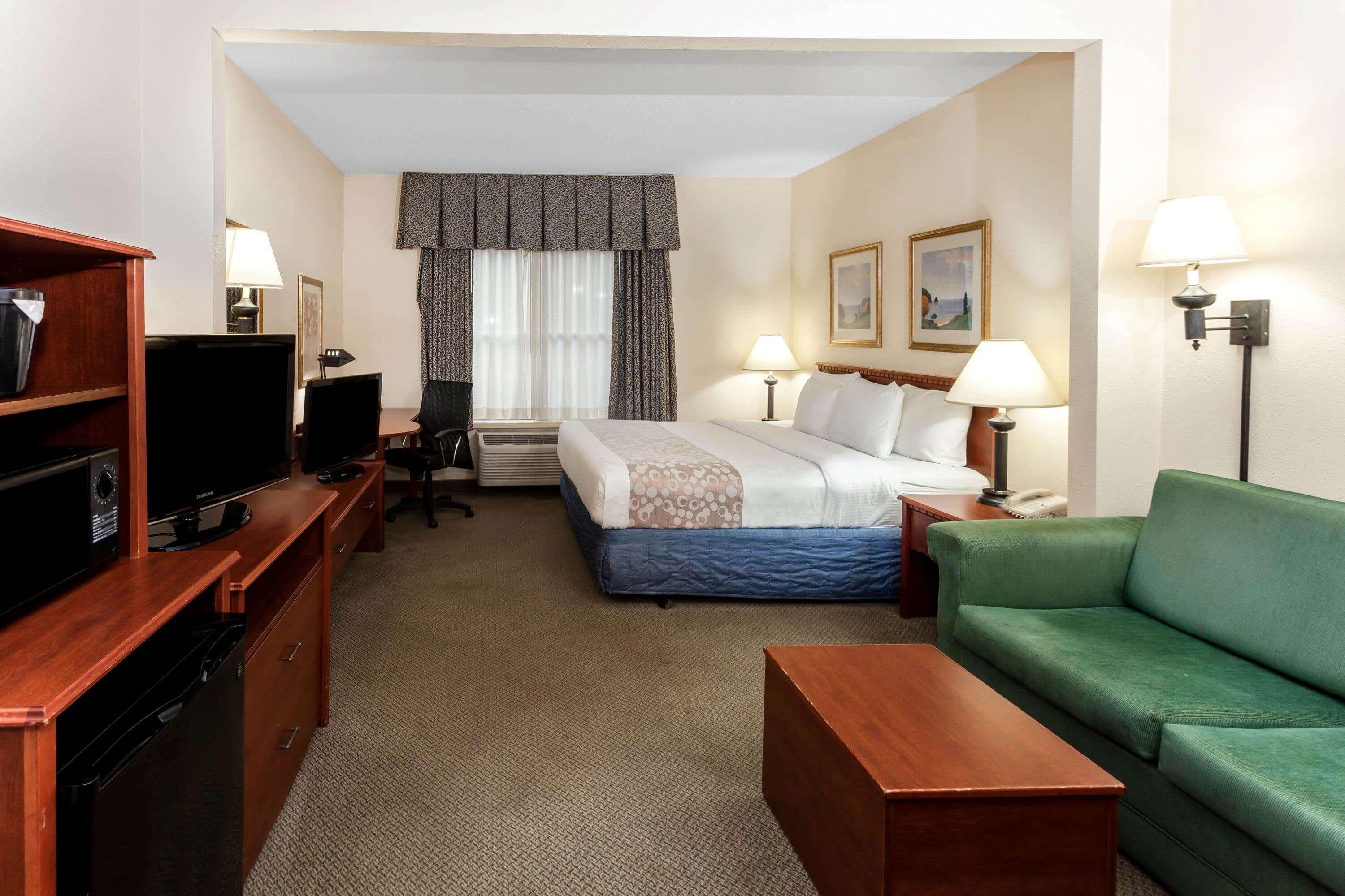 La Quinta By Wyndham Milwaukee Sw New Berlin Hotel Exterior photo