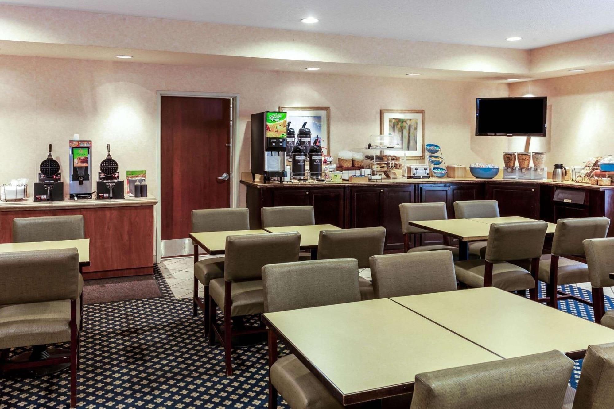 La Quinta By Wyndham Milwaukee Sw New Berlin Hotel Exterior photo