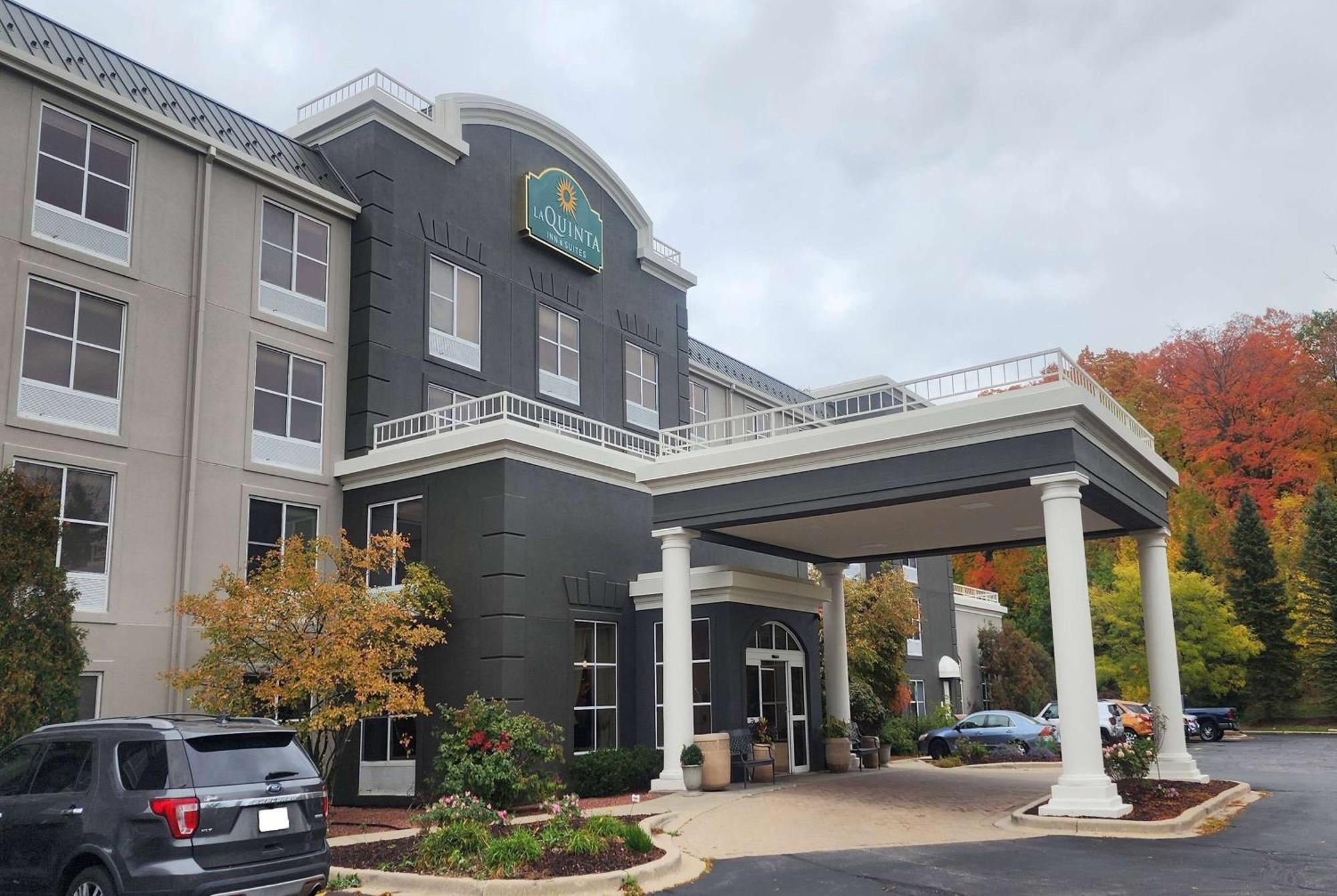 La Quinta By Wyndham Milwaukee Sw New Berlin Hotel Exterior photo